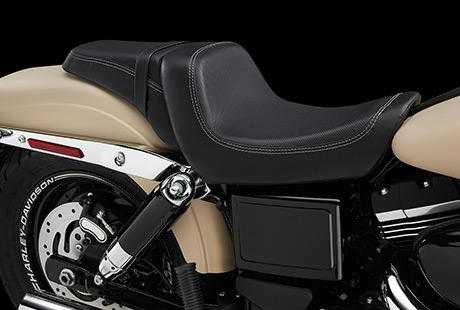 Dyna Fat Bob / Neue Doppelsitzbank:    Sie verbringen viel Zeit auf Ihrem Bike. Daher haben wir keinen Aufwand gescheut, einen noch besseren Sattel zu gestalten. Die neue Doppelsitzbank ist schlank und ergonomisch geformt, und sie passt Ihnen ebenso gut, wie Ihre Lederjacke. Zudem sorgt sie fr eine Sitzposition, die nicht nur bequem, sondern auch respekteinflend ist. Und wir sind berzeugt, dass Ihnen die Frage Nimmst Du mich mal mit? knftig hufig gestellt wird.
