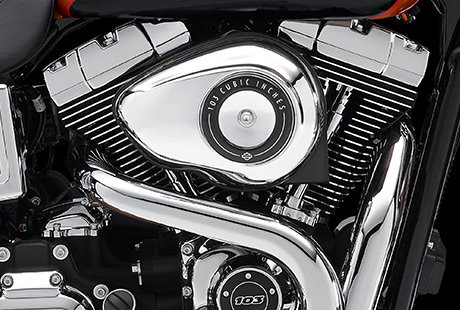 Dyna Low Rider / Die Innovationen des Twin Cam 103 Motors:    Starten Sie den Twin Cam 103 und spren Sie seine Kraft im unteren Drehzahlbereich. Die leichten Kolben tragen dazu bei, dass er ausgesprochen kultiviert arbeitet und zugleich ein berwltigendes Drehmoment erzeugt. Schalten Sie die Gnge durch und erleben Sie, wie perfekt dieser Motor und das Cruise Drive Getriebe harmonieren. Sechs Gnge, ein starker und uerst wartungsarmer Antriebsstrang sowie beraus robuste Bauteile  nie hat es sich besser angefhlt, eine Harley-Davidson zu fahren.
