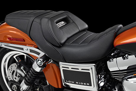 Dyna Low Rider / Perfekte Ergonomie:    Einerlei, ob Sie ein langer Hne sind oder das Gegenteil davon, die besonderen ergonomischen Eigenschaften der neuen Low Rider sorgen dafr, dass Ihnen das Bike passt wie ein Handschuh. Virtuelle ergonomische Studien und zahlreiche Testreihen mit echten Fahrern wurden durchgefhrt, um herauszufinden, wie eine ideale Sitzposition fr unterschiedliche Fahrergren gestaltet werden kann. Dabei kam ein Riser heraus, mit dem der Lenker in einem Intervall von 60 Millimetern verschoben werden kann - weiter nach vorn oder weiter nach hinten. Und ein neuer Sitz, dessen ebenso simples wie innovatives Design zwei Sitzpositionen ermglicht - 38 Millimeter weiter vorn oder hinten. Harley-Davidson Style, der perfekt zu ihrem Krperbau passt.
