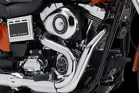 Dyna Low Rider / Twin Cam 103 in Wrinkle Black und Chrome:    Das Herz der Low Rider ist der Twin Cam 103, den Harley-Davidson in Wrinkle Black und Chrom gehllt haben. Zwischen seinen Zylindern finden Sie einen Pork Chop-Luftfilter. Logisch, dass dieser Motor die Blicke magisch anzieht. Dieses Bike wird berall auf der Welt sofort als eine echte Harley-Davidson erkannt. Sollten daran irgendwelche Zweifel bestehen, wird der Sound sie im Nu zerstreuen.
