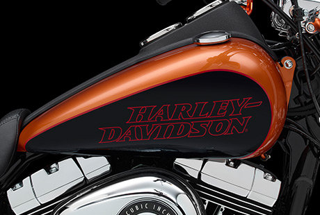 Dyna Low Rider / Zweifarbige Llackierung (optional):    Die Basislackierung der Low Rider ist das klassische Harley-Davidson Vivid Black. Auf Wunsch unterstreichen Sie die Silhouette mit einer optionalen Zweifarblackierung. Sie haben die Wahl zwischen Brilliant Silver mit Vivid Black und Amber Whiskey mit Vivid Black. Spren Sie, was das Low im Namen der Low Rider bedeutet.
