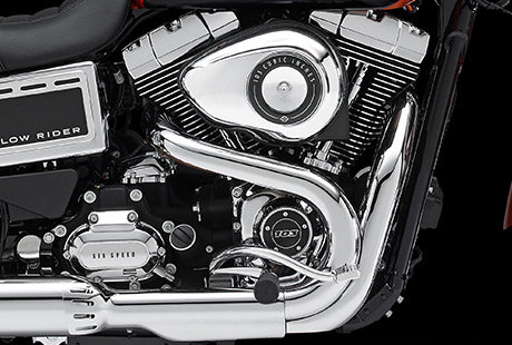 Dyna Low Rider / Twin Cam 103: Harley-Davidson Styling pur:    Genieen Sie den unverwechselbaren Look des Twin Cam 103 Motors, der an seiner Herkunft keine Zweifel aufkommen lsst. Er ist voll und ganz im echten Harley-Davidson Stil gestaltet  mit einer Liebe zum Detail, die Sie bei anderen Marken vergeblich suchen werden. Die schwarzen, pulverbeschichteten Zylinderkpfe und Zylinder bilden einen prgnanten Kontrast zu den polierten Khlrippenkanten und verchromten Ventildeckeln. Ein aus Metall gefertigtes Juwel: pur und vor Kraft strotzend. Von der klassischen Linie seiner Khlrippen bis hin zu den klaren Konturen seiner Gehuse und Deckel ist der Twin Cam 103 ein rckhaltloses Bekenntnis zu allem, was der Zufriedenheit des Fahrers dient.
