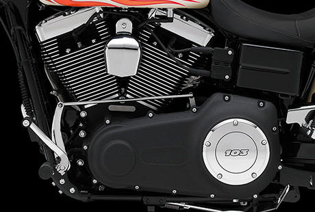 Dyna Wide Glide / Die Leistung des Twin Cam 103 Motors:    Der luftgekhlte Twin Cam 103 Motor punktet mit druckvollem Drehmoment und der Przision seiner elektronischen Kraftstoffeinspritzung ESPFI (Electronic Sequential Port Fuel Injection). Ob bei Urlaubsfahrten zu zweit mit grossem Gepck, im Gebirge oder bei flinken berholvorgngen auf verwinkelten Landstrassen  seine Leistungsreserven sind ber jeden Zweifel erhaben. Dabei ist sein Sound so charakterstark, wie Sie es von einer Harley-Davidson erwarten. Und das alles bei reduzierten Dauerdrehzahlen fr entspanntes Dahingleiten mit maximalem Fahrkomfort und geringem Kraftstoffverbrauch.
