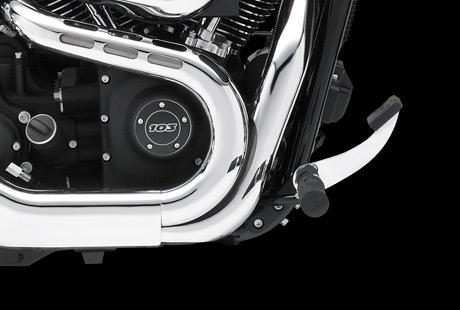 Dyna Wide Glide / Vorverlegte Fussrasten:    Mit den vorverlegten Fussrasten der Harley-Davidson Wide Glide knnen Sie sich beim ultimativen Cruising durch die Stadt oder ber Land in einer komfortablen Sitzposition entspannen. Geniessen Sie Strassen, die sich bis zum Horizont winden  auf einer Maschine, die so ist wie keine andere.