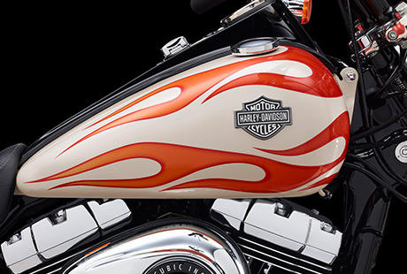 Dyna Wide Glide / Flammendekor auf dem Tank (optional):    In Vivid Black kommt die Wide Glide puristisch und finster daher. Wer es heisser mag, whlt das klassische Flames-Dekor auf dem Tank, eine optische Reminiszenz an die 1970er Jahre. Dieser optional erhltliche Custom-Look zieht die Blicke magisch auf sich.
