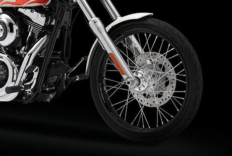 Dyna Wide Glide / Schwarze Felgen und grosses Vorderrad:    Roh, puristisch und ohne Schnrkel  die Wide Glide mit schwarzen Drahtspeichenrdern und grossem 21-Zoll-Vorderrad sorgt fr einen coolen Custom-Look. Hinten sorgt eine 17-Zoll-Felge mit 180-mm-Reifen fr ein perfekt proportioniertes Heck.
