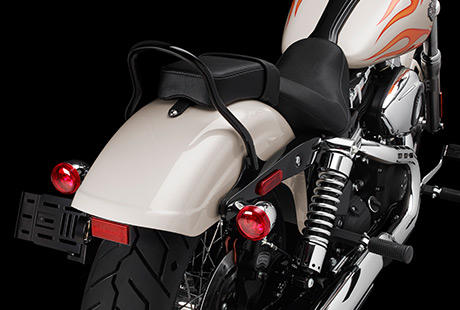 Dyna Wide Glide / Schnrkelloses Heckdesign:    Geradlinig wie der endlos weite Horizont: Der knapp geschnittene Heckfender gewhrt freien Blick auf das Hinterrad  ein klassischer Old-School-Look. Die Kennzeichenhalterung ist seitlich montiert, und die Bullet-Blinker im Retrodesign fungieren zugleich als Rck- und Bremsleuchten  eine extra-cleane Lsung.
