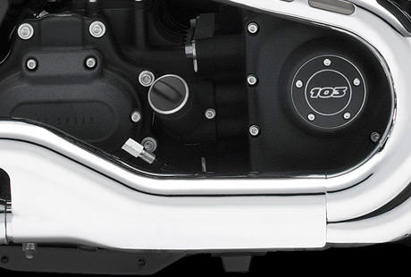 Dyna Wide Glide / Cruise Drive Sechsganggetriebe:    Sie wollen eine Maschine, auf die Sie sich in jeder Situation verlassen knnen  auch wenn es hart hergeht? Ihre Harley bietet Ihnen diese Gewissheit. Sie verfgt ber das Cruise Drive Sechsganggetriebe, das fr przise Schaltvorgnge und ein angenehm niedriges Drehzahlniveau auf der Autobahn brgt. Diese vollkommene Harmonie im Antriebsstrang finden Sie nur selten bei einem Motorrad, und der satte Sound des V2 ist einfach unverkennbar.
