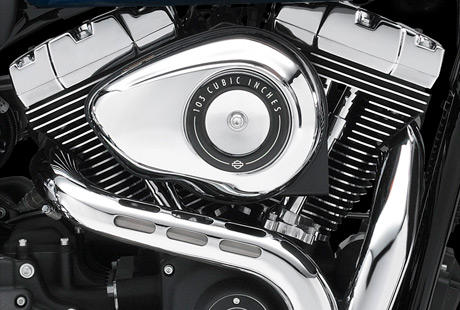 Dyna Wide Glide / Die Tradition des Twin Cam 103 Motors:    Die Motor Company weiss nur zu gut, was ein Motorradfahrer an einem Motor schtzt. Diese Erfahrung aus mehr als hundert Jahren Motorenbau kam bei der Entwicklung des Twin Cam 103 Motors voll zum Tragen. Wir haben alles gegeben, um jeden Kubikzoll zu perfektionieren und Design und Technologie noch weiter zu verbessern. Und zwar ohne Kompromisse beim einzigartigen Stil einzugehen, der eine Harley Davidson seit jeher auszeichnet  ganz in der Tradition der Flathead, Knucklehead, Panhead, Shovelhead, Evolution, Twin Cam 88 und Twin Cam 96 Motoren, die Geschichte geschrieben haben. Die Leistung und Robustheit unserer Triebwerke sind ein direktes Ergebnis der unzhligen Meilen, die unsere V-Twins seit 1909 hinter sich gebracht haben, und des stolzen Erbes von ber hundert Jahren, die dem Leben auf zwei Rdern gewidmet waren.
