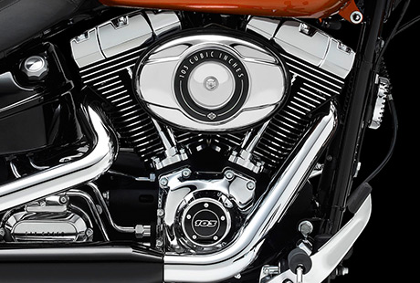 Softail Breakout / Die Leistung des Twin Cam 103 Motors:    Der luftgekhlte Twin Cam 103 Motor punktet mit druckvollem Drehmoment und der Przision seiner elektronischen Kraftstoffeinspritzung ESPFI (Electronic Sequential Port Fuel Injection). Ob bei Urlaubsfahrten zu zweit mit groem Gepck, im Gebirge oder bei flinken berholvorgngen auf verwinkelten Landstraen  seine Leistungsreserven sind ber jeden Zweifel erhaben. Dabei ist sein Sound so charakterstark, wie Sie es von einer Harley-Davidson erwarten. Und das alles bei reduzierten Dauerdrehzahlen fr entspanntes Dahingleiten mit maximalem Fahrkomfort und geringem Kraftstoffverbrauch.
