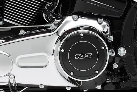 Softail Breakout / Die Innovationen des Twin Cam 103 Motors:    Starten Sie den Twin Cam 103 und spren Sie seine Kraft im unteren Drehzahlbereich. Die leichten Kolben tragen dazu bei, dass er ausgesprochen kultiviert arbeitet und zugleich ein berwltigendes Drehmoment erzeugt. Schalten Sie die Gnge durch und erleben Sie, wie perfekt dieser Motor und das Cruise Drive Getriebe harmonieren. Sechs Gnge, ein starker und uerst wartungsarmer Antriebsstrang sowie beraus robuste Bauteile  nie hat es sich besser angefhlt, eine Harley-Davidson zu fahren.
