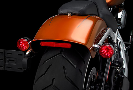 Softail Breakout / Blinker mit integrierten Rck- und Bremslichtern:    Diese verchromten Kombileuchten komplementieren das stilvolle, muskulse Gesamtprofil der Breakout. Modernste Lichttechnik stellt sicher, dass Blinker-, Rcklicht- und Bremslichtfunktionen in zwei minimalistisch schlanken Gehusen Platz finden.
