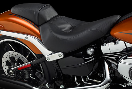 Softail Breakout / Niedriger Fahrer- und Soziussitz:    Dieser zweiteilige Sitz sieht nicht nur gut aus, er fhlt sich auch groartig an. Unabhngig davon, ob Sie allein oder zu zweit fahren, der tief ausgeformte Fahrersitz bietet Ihnen jederzeit Komfort sowie sicheren Halt, und er garantiert, dass Sie mhelos mit beiden Stiefeln den Boden erreichen. Wenn Sie allein unterwegs sind, entfernen Sie einfach den Soziussitz und genieen Sie noch mehr Komfort.
