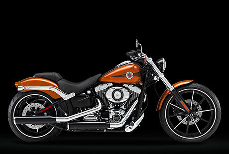 Softail Breakout / Flache, kraftvolle Silhouette:    Mit ihrer kraftvollen Erscheinung macht die Breakout berall mchtig Eindruck. Die elegante Linienfhrung, die geduckte Silhouette und die gestreckte Erscheinung mit den groen Rdern unter gestutzten Fendern ergeben einen Custom-Look vom Feinsten. Und dank der kraftvollen Leistung entscheiden allein Sie, wie lange dieses Bike im Blickfeld anderer bleibt.
