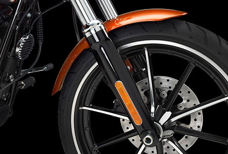 Softail Breakout / Kraftvolle Frontpartie:    Mit ihrer wuchtigen, breiten Gabel, dem gechoppten Fender und dem 21 Zoll groen, 3 1/2 Zoll schlankem Gasser-Rad erweist die Breakout dem klassischen Dragster-Style die Ehre. Dem kraftvollen Erscheinungsbild entsprechen die potenten Fahrleistungen und das leichtfige Handling, die fr ein entspanntes, schnrkelloses Fahrerlebnis sorgen.
