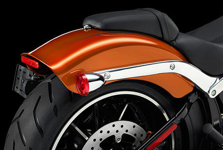 Softail Breakout / Gechoppte Fender:    Flach, schlank und auf das allernotwendigste Ma reduziert  so tragen die Fender der Breakout zu ihrem langgestreckten Custom-Look bei. Wir haben sie bis auf das zulssige Mindestma gekrzt, damit Reifen und Gasser-Rder noch besser zur Geltung kommen. Um ein Optimum in puncto Stabilitt, Gewicht und Design zu erzielen, bestehen die einteiligen Fenderhalter zudem aus geschmiedetem, poliertem und verchromtem Leichtmetall.
