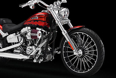 Screamin Eagle Softail Breakout / Flaches Front End:    Um ihren langgestreckten Custom-Look zu unterstreichen, haben wir die CVO Breakout mit einem flachen, gereckten Front End und einem gechoppten Heckfender ausgestattet. Das groe, schlanke Vorderrad wird von einer langen, steifen Gabel gefhrt.
