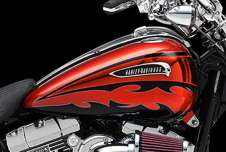 Screamin Eagle Softail Breakout / Hard Candy Custom Lackierung (optional):    Dieser Metallic-Lack holt den rebellischen Geist der Custombikes der Seventies zurck auf die Straen. Er ist mehr als eine Lackierung: Er ist eine faszinierende Unabhngigkeitserklrung  brillant, glnzend und einzigartig. Mit seinen flimmernden Flakes unter der handpolierten Oberflche ist das neue Hard Candy Sedona Sand and Blaze Orange with Abyss Black Graphics an der CVO Breakout die reinste Augenweide! Die Hard Candy Custom Lackierung bildet einen weiteren Meilenstein in der Geschichte der Innovationen der Motor Company. Auf einer schwarzen Grundierung werden 200 Mikrometer groe Metallpartikel aufgebracht und dann mit Klarlack berzogen. Danach bringen wir von Hand die Graphics auf und tragen die vielen weiteren Schichten Klarlack auf, durch die die Flakes hindurch schimmern. Ein aufwendiger Prozess, doch er fhrt zu einem Premium-Customlook direkt ab Werk, der seinesgleichen sucht.
