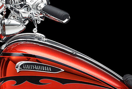 Screamin Eagle Softail Breakout / Superschlanke Tankkonsole:    Sie ist nicht nur schlank, sie ist die flachste Instrumentenkonsole, die Harley-Davidson je auf einen Tank gesetzt hat. Und mit ihren dekorativen integrierten Entlftungs- und Kabelleitungen verleiht ihr schlankes Profil dem flachen, langgestreckten Look der CVO Breakout einen ultracleanen Sport-Custom-Touch.
