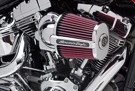 Screamin Eagle Softail Breakout / Heavy Breather Performance-Luftfilter:    Er verdreht die Kpfe  bevor Ihr Bike in einer Staubwolke verschwindet. Der muskulse, glnzend verchromte Krmmer, der exponierte Luftfilter und die hochglanzverchromte Endkappe mit eingraviertem Screamin Eagle Logo sehen nicht nur cool aus, sondern verhelfen dem groen Twin Cam 110 Motor der CVO Breakout auch zu brutaler Performance
