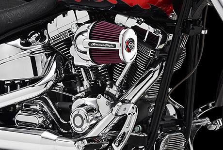 Screamin Eagle Softail Breakout / Pures Harley-Davidson Styling:    Pur. Kraftvoll. Ein aus Metall geschmiedetes Juwel. Die Screamin Eagle Motorembleme lassen keine Zweifel an den Wurzeln des Twin Cam 110 aufkommen: durch und durch authentischer Harley-Davidson Stil bis ins kleinste Detail, den kein anderer Motorradhersteller bieten kann. Der Twin Cam 110 mit den verchromten Kipphebeldeckeln und den gefrsten Khlrippen der granitfarbenen Zylinder und Zylinderkpfe bleibt auf klare und unmissverstndliche Art den Werten treu, die schon Generationen von Fahrern berzeugt haben.
