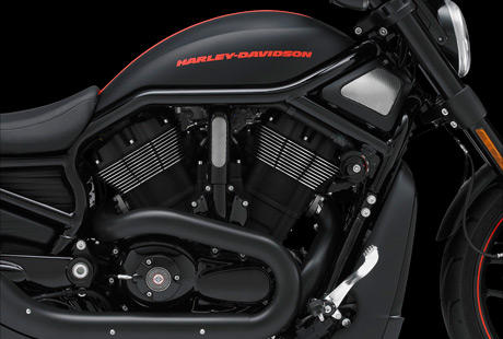 Night Rod Special / Harley-Davidson Styling pur:    Genieen Sie den unverwechselbaren Look des Revolution Motors, der an seiner Herkunft keine Zweifel aufkommen lsst. Er ist voll und ganz im echten Harley-Davidson Stil gestaltet  mit einer Liebe zum Detail, die Sie bei anderen Marken vergeblich suchen werden. Tief schwarze Zylinderkpfe und Zylinder komplettieren den dunklen Look, whrend die polierten Khlrippenkanten auf den Zylinderkpfen diesen ein minimalistisch unverflschtes Metallfinish verleihen. Ein aus Metall gefertigtes Juwel: pur und vor Kraft strotzend. Von der klassischen Linie seiner Khlrippen bis hin zu den klaren Konturen seiner Gehuse und Deckel ist der Revolution Motor ein rckhaltloses Bekenntnis zu allem, was der Zufriedenheit des Fahrers dient.
