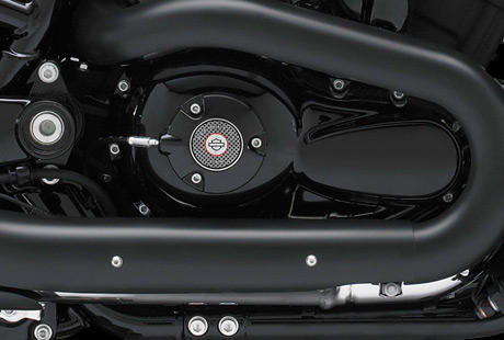 Night Rod Special / Die Innovationen des Revolution-Motors:    In Kooperation mit dem Automobilhersteller Porsche und seinem berhmten Entwicklungszentrum hat Harley-Davidson einen revolutionren Motor entworfen. Das Ergebnis  der drehfreudige Revolution V-Twin  trgt eindeutig die Handschrift der Motor Company und stellt die vielleicht perfekteste Synthese aus Drehmoment und Kraft dar, die Sie heutzutage erwerben knnen. Zwei obenliegende Nockenwellen, Flssigkeitskhlung, ber 120 PS. Pure Innovation und lupenreiner Harley-Davidson Stil in Verbindung mit brutaler Power.
