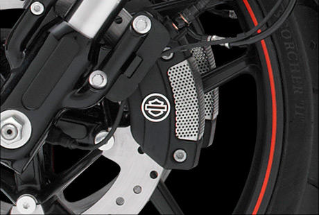 Night Rod Special / Brembo-Bremsen mit ABS:    Brembo Hochleistungs-Doppelscheibenbremsen vorn sorgen fr ideal dosierbare Bremskraft, die Vertrauen schafft und Ihnen die perfekte Kontrolle ber das Bike gibt. Das Antiblockiersystem (ABS) verringert die Gefahr blockierender Rder bei pltzlichen Bremsvorgngen. Und da wir den Drehzahlgeber versteckt haben, sieht das Bike so clean und elegant aus wie eh und je. Performance ohne Abstriche beim Stil  genau darum geht es bei der Motor Company.
