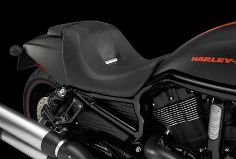 Night Rod Special / Bucket Doppelsitzbank:    Nehmen Sie Platz und erleben Sie selbst, wie gut man auf diesem tief ausgeformten Sitz in das Motorrad integriert ist. Bei nur 675 mm Sitzhhe haben Sie alles perfekt im Griff  selbst bei verschrfter Gangart. Wie alle echten Harley-Davidson Sitze ist auch dieser aus hochwertigsten Materialien hergestellt und zeichnet sich durch eine erstklassige Verarbeitung aus. Sie spren sofort, dass man bei Harley-Davidson auf mehr als ein Jahrhundert Erfahrung zurckblickt und dass unsere Designer und Ingenieure selbst Motorradfahrer sind.
