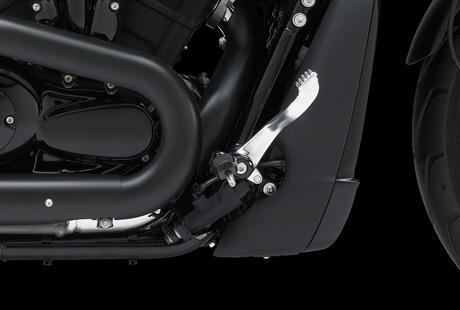 Night Rod Special / Optimale Ergonomie:    Gerade bei einem engagierten Fahrstil ist eine optimale Sitzposition fr das Selbstvertrauen entscheidend. Aus diesem Grund hat Harley-Davidson die Sitzposition auf der Night Rod Special sorgfltig optimiert. Der weit nach hinten gezogene Lenker und die leicht zurck versetzten Furasten gestatten eine geduckte, aggressive Sitzhaltung, und smtliche Bedienelemente sind mhelos erreichbar.