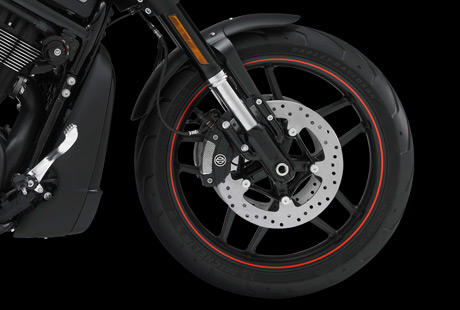 Night Rod Special / Leichtmetall-Gussrder:    Das Design der Leichtmetall-Gussrder mit fnf Doppelspeichen ist von den Rdern aktueller Supersportwagen inspiriert. Ihr gegenber frheren Versionen um 1350 Gramm verringertes Gewicht trgt entscheidend zum agilen Handling der Maschine bei und lsst das Fahrwerk noch sensibler ansprechen.
