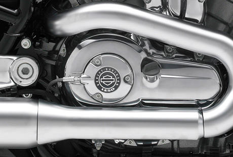 V-Rod Muscle / Die Innovationen des Revolution-Motors:    In Kooperation mit Porsche und seinem berhmten Entwicklungszentrum hat Harley-Davidson einen revolutionren Motor entworfen. Das Ergebnis  der drehfreudige Revolution V-Twin  trgt eindeutig die Handschrift der Motor Company und stellt die vielleicht perfekteste Synthese aus Drehmoment und Kraft dar, die Sie heutzutage erwerben knnen. Zwei obenliegende Nockenwellen, Flssigkeitskhlung, ber 120 PS. Pure Innovation und lupenreiner Harley-Davidson Stil in Verbindung mit brutaler Power.
