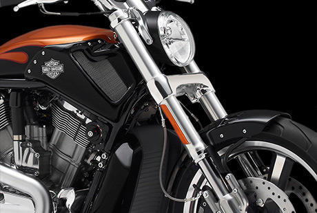 V-Rod Muscle / Upside-down-Gabel:    Die aus dem Rennsport abgeleitete 43-mm-USD-Gabel reduziert die ungefederten Massen und erhht die Fahrwerksstabilitt. Sie leistet auch einen wichtigen Beitrag zum kraftvollen Look der V-Rod Muscle: Ihre markante, sportliche Frontpartie erinnert an die kraftvolle Erscheinung moderner Muscle Cars.
