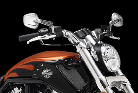 V-Rod Muscle / Spiegel mit integrierten Blinkern:    Die vorderen LED-Blinker ergnzen das saubere, stromlinienfrmige Design der V-Rod Muscle. Die hellen, funktionalen Blinker sind geschickt in die Spiegelschfte integriert und verleihen der Frontpartie einen cleanen Custom-Look.
