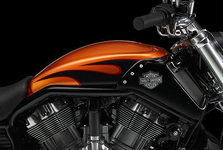 V-Rod Muscle / Lufthutzen-Abdeckung:    Die Lufthutzen-Abdeckung passt zu Farbe und kantigem Design der Karosserieteile der V-Rod Muscle und ist mit seitlichen, mit Gittern versehenen Lufteinlssen fr einen wuchtigen, kraftvollen Racing-Bike-Look ausgestattet. Man wird sofort an die klassischen Muscle Cars aus Detroit erinnert.
