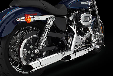 Sportster XL 1200 Custom / Neue Auspuffanlage:    Um noch besser zu sein, als es die knftigen, weltweiten Emissionsstandards fordern, haben wir eine neue Auspuffanlage entworfen. Sie sorgt nicht nur fr eine beraus beeindruckende Power sondern auch fr einen imposanten Sound, der Ihre Maschine unmissverstndlich als Harley-Davidson kennzeichnet. Natrlich entspricht auch das Design mit den uerst robusten Endschalldmpfern und klassischen Hitzeschilden exakt Ihren Vorstellungen von einem echten US-Bike. Der Katalysator und beheizbare O2-Sensoren stellen sicher, dass nicht nur die Umwelt sondern auch Ihr Fahrgefhl profitiert.
