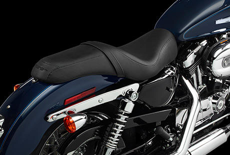 Sportster XL 1200 Custom / Custom-Doppelsitzbank:    Die Sportster 1200 Custom ist mit einer eleganten, einteiligen Doppelsitzbank ausgestattet. Sie ist aufwndig aus hochwertigem Material hergestellt, und ihr Stil spricht fr sich  schlielich fertigt Harley-Davidson seit mehr als 100 Jahren seine Sitze selbst. Ob Sie allein oder in Begleitung unterwegs sind: Dieser Sitz wird Sie berzeugen.