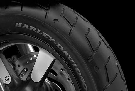 Sportster XL 1200 Custom Limited A / Michelin Scorcher Reifen:    Die Michelin Scorcher Reifen bieten eine berlegene Performance, einen erstklassigen Grip, eine beeindruckende Laufleistung und ein ausgezeichnetes Handling. Genauso, wie Sie es erwarten! Ihr tiefes Profil verbessert die Wasserdrainage. Die Haftung und Laufleistung der Reifen werden zudem durch die Gummimischung mit der neuesten Generation der synthetischen Polymere von Michelin erhht. Der Hinterreifen verfgt ber einen Aramidgrtel, der fr zustzliche Stabilitt bei hohen Geschwindigkeiten brgt.
