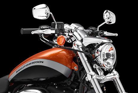 Sportster XL 1200 Custom Limited A / Drag Bar Lenker:    Der flache schwarze Drag-Style-Lenker und die schwarzen Griffe unterstreichen den Custom-Look der 1200 Custom Limited Edition A. Der Lenker, dessen Form dem Drag Strip entstammt, ist ein Old-School-Feature, das dem Fahrer eine dezent nach vorn geneigte Sitzposition beschert.
