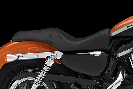 Sportster XL 1200 Custom Limited A / Custom-Doppelsitzbank:    Die elegante, einteilige Doppelsitzbank ist aufwndig aus hochwertigem Material hergestellt, und ihr Stil spricht fr sich  schlielich fertigt Harley-Davidson seit mehr als 100 Jahren seine Sitze selbst. Ob Sie allein oder in Begleitung unterwegs sind: Dieser Sitz wird Sie berzeugen.
