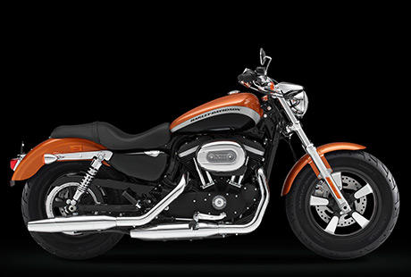 Sportster XL 1200 Custom Limited A / 1200 Custom Limited Edition A:    Starten Sie von der Pole-Position  auf dieser vom US-Stock-Car-Racing inspirierten Harley-Davidson. Die 1200 Custom Limited Edition A kommt im Amber Whiskey / Vivid Black Look mit schwarzen, teilpolierten 5-Speichen-Leichtmetallgussrdern sowie mit einem Motorfinish in schwarz und mattschwarz. Der Dragstyle-Lenker und die verchromten, mittig montierten Furasten komplettieren den ebenso stilvollen wie sportlichen Look.
