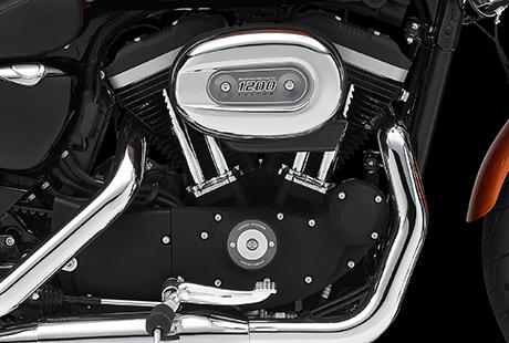 Sportster XL 1200 Custom Limited A / Die Innovationen des Evolution Motors:    Das robuste, luftgekhlte 1200 cm Evolution Triebwerk ist ein perfektes Beispiel fr den unermdlichen Einsatz, mit dem bei Harley-Davidson Fortschritte in der Motorentechnik erzielt werden. Zylinderkpfe und Zylinder aus Leichtmetall reduzieren das Gewicht und sorgen fr einen optimalen Temperaturhaushalt. Die elektronische Kraftstoffeinspritzung hat den Vergaser ersetzt, die Bedienung vereinfacht und den Wartungsaufwand reduziert. Kurz: Der schwingungsentkoppelt gelagerte Evolution Motor ist ein Triebwerk, auf das Sie sich verlassen knnen, Tag fr Tag, Meile fr Meile.
