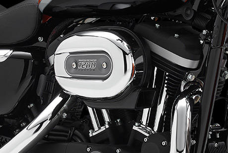 Sportster XL 1200 Custom Limited A / Harley-Davidson Styling pur:    Genieen Sie den unverwechselbaren Look des 1200 cm Evolution Motors, der an seiner Herkunft keine Zweifel aufkommen lsst. Er ist voll und ganz im echten Harley-Davidson Stil gestaltet  mit einer Liebe zum Detail, die Sie bei anderen Marken vergeblich suchen werden. Ein Finish, bei dem Mattschwarz auf Schwarz trifft, mit verchromten Stelstangen im traditionellen, authentischen Stil. Ein aus Metall gefertigtes Juwel: pur und vor Kraft strotzend. Von der klassischen Linie seiner Khlrippen bis hin zu den klaren Konturen seiner Gehuse und Deckel ist der 1200 cm Evolution Motor ein rckhaltloses Bekenntnis zu allem, was der Zufriedenheit des Fahrers dient.
