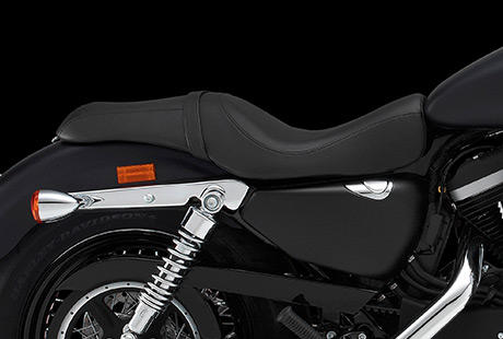 Sportster XL 1200 Custom Limited B / Custom-Doppelsitzbank:    Die elegante, einteilige Doppelsitzbank ist aufwndig aus hochwertigem Material hergestellt, und ihr Stil spricht fr sich  schlielich fertigt Harley-Davidson seit mehr als 100 Jahren seine Sitze selbst. Ob Sie allein oder in Begleitung unterwegs sind: Dieser Sitz wird Sie berzeugen.
