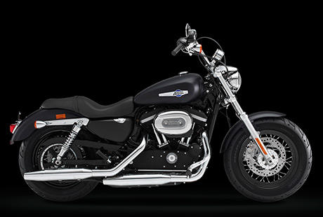 Sportster XL 1200 Custom Limited B / 1200 Custom Limited Edition B:    Fr alle, die es so schwarz und so reduziert wie mglich lieben, haben wir die 1200 Custom Limited Edition B entworfen. Sie rollt auf schwarzen Drahtspeichenrdern, mattschwarz ist ihr Lack, in Schwarz und Mattschwarz prsentiert sich der Motor, und mit dem Mini-Apehanger-Lenker recken Sie die Fuste in den Wind.