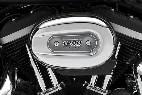 Sportster XL 1200 Custom Limited B / Die Tradition des Evolution Motors:    Die erste Generation des Evolution Motors  unter Kennern als Blockhead bekannt  wurde 1984 in den Rahmen einer Harley-Davidson integriert. Seinerzeit trat der Evolution das Erbe der legendren Shovelhead und Ironhead Motoren an. Das moderne Leichtmetalltriebwerk setzte neue Mastbe im Hinblick auf Leistung, Zuverlssigkeit, Langlebigkeit und Qualitt.

