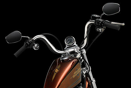 Sportster XL 1200 Seventy-Two / Mini-Apehanger-Lenker:    Ergreifen Sie den Mini-Apehanger-Lenker aus Edelstahl und strecken Sie Ihre Fuste in den Wind  er versetzt Sie zurck in die glorreichen Jahre des Chopper-Cruisings. Um den Look clean zu halten, wurden die Kabel im Lenker verlegt.
