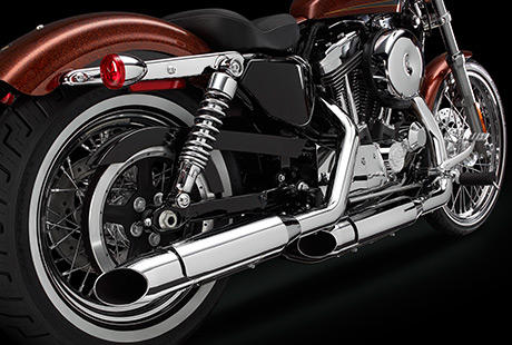 Sportster XL 1200 Seventy-Two / Neue Auspuffanlage:    Um noch besser zu sein, als es die knftigen, weltweiten Emissionsstandards fordern, haben wir eine neue Auspuffanlage entworfen. Sie sorgt nicht nur fr eine beraus beeindruckende Power sondern auch fr einen imposanten Sound, der Ihre Maschine unmissverstndlich als Harley-Davidson kennzeichnet. Natrlich entspricht auch das Design mit den uerst robusten Endschalldmpfern und klassischen Hitzeschilden exakt Ihren Vorstellungen von einem echten US-Bike. Der Katalysator und beheizbare O2-Sensoren stellen sicher, dass nicht nur die Umwelt sondern auch Ihr Fahrgefhl profitiert.
