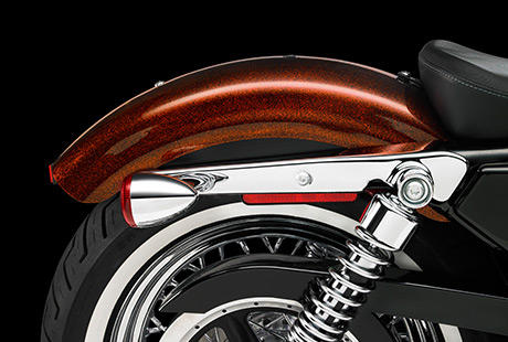 Sportster XL 1200 Seventy-Two / Klassisches Heck, moderne Funktionalitt:    Ihr gechoppter Heckfender unterstreicht den langgestreckten Chopper-Look der Seventy-Two  klassisch, clean und ehrlich. Die verchromten Bullet-Blinker verbinden Old-School-Retro-Styling mit New-School-Technologie: Brems- und Rcklicht sind integriert.
