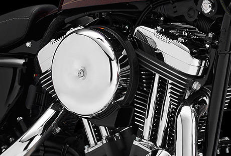 Sportster XL 1200 Seventy-Two / Die Tradition des Evolution Motors:    Die erste Generation des Evolution Motors  unter Kennern als Blockhead bekannt  wurde 1984 in den Rahmen einer Harley-Davidson integriert. Seinerzeit trat der Evolution das Erbe der legendren Shovelhead und Ironhead Motoren an. Das moderne Leichtmetalltriebwerk setzte neue Mastbe im Hinblick auf Leistung, Zuverlssigkeit, Langlebigkeit und Qualitt.
